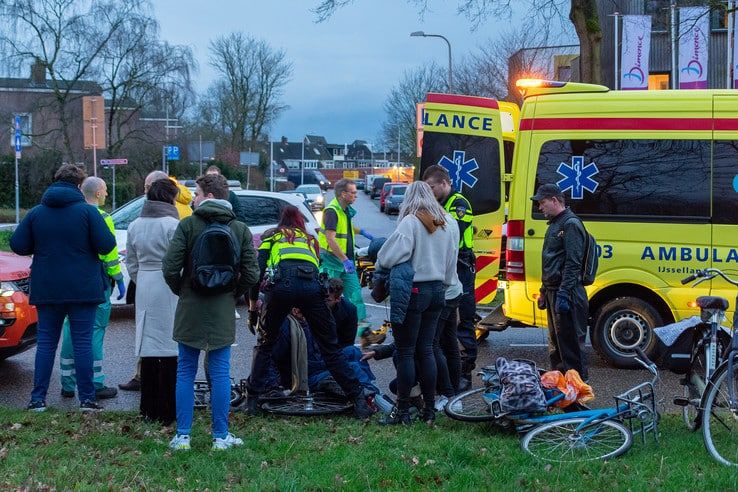 Fietser gewond bij aanrijding in Assendorp - Foto: Peter Denekamp