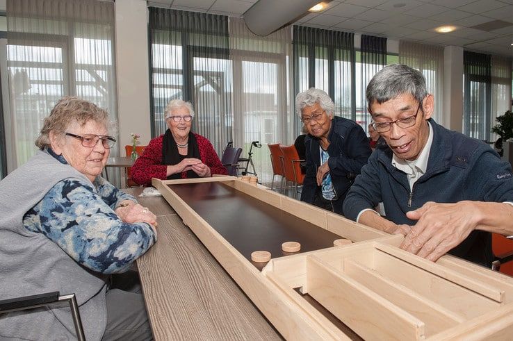 Senioren sjoelen weer dankzij nieuwe bakken - Foto: Eva Posthuma