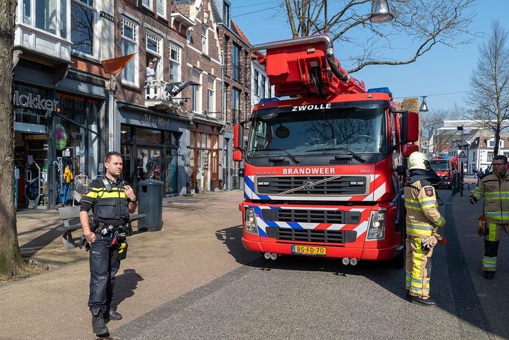 Brandweer rukt uit vanwege rookontwikkeling in winkel Diezerstraat - Foto: Peter Denekamp
