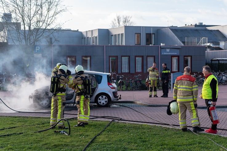 Auto brandt uit achter Isala ziekenhuis in Zwolle - Foto: Peter Denekamp