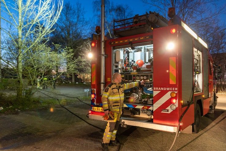 Fietsenhok in brand op Oosterenk - Foto: Peter Denekamp