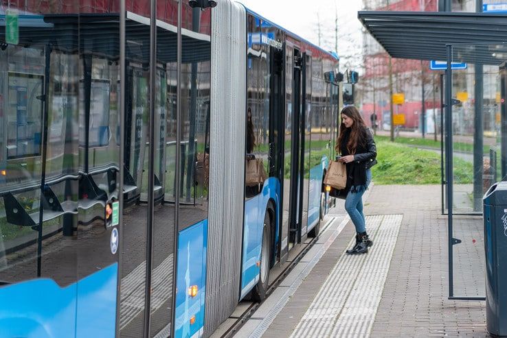 Lege bussen rijden af en aan op busstation; dienstregeling wordt aangepast - Foto: Peter Denekamp