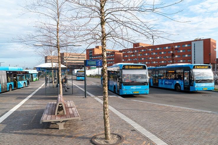 Lege bussen rijden af en aan op busstation; dienstregeling wordt aangepast - Foto: Peter Denekamp