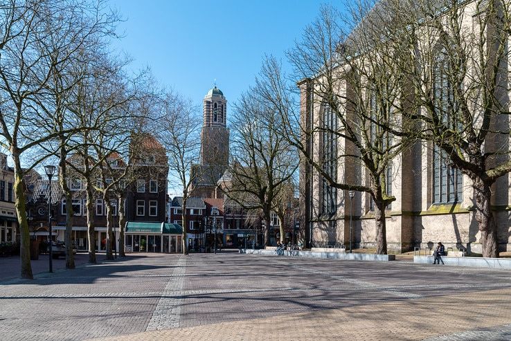 Grote Kerkplein tijdelijk open voor kort parkeren - Foto: Peter Denekamp