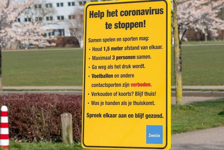 Gemeente Zwolle past gele borden aan - Foto: Peter Denekamp