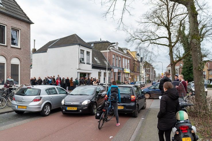 Lange rijen bij coffeeshops en volle restaurants in Zwolle - Foto: Peter Denekamp