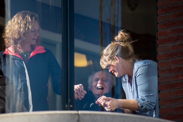 Zwolse zangers verrassen bewoners zorghuis - Foto: Peter Denekamp