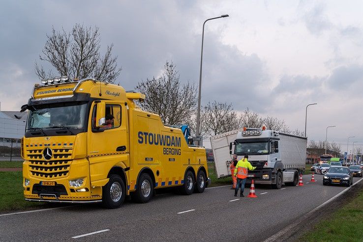 Vrachtwagen verliest trailer op Marslanden - Foto: Peter Denekamp