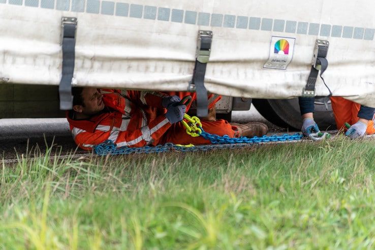 Vrachtwagen verliest trailer op Marslanden - Foto: Peter Denekamp