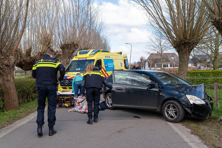 Vrouw gewond bij eenzijdig ongeval Kleine Veerweg - Foto: Peter Denekamp