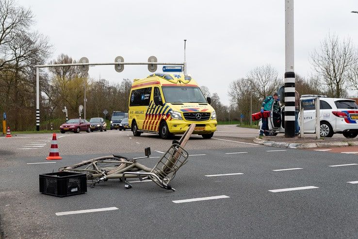 Fietser geschept door auto op Middelweg - Foto: Peter Denekamp