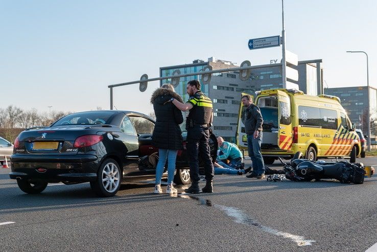 Motorrijder gewond bij aanrijding Zwartewaterallee - Foto: Peter Denekamp