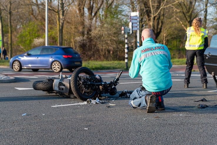 Motorrijder gewond bij aanrijding Zwartewaterallee - Foto: Peter Denekamp