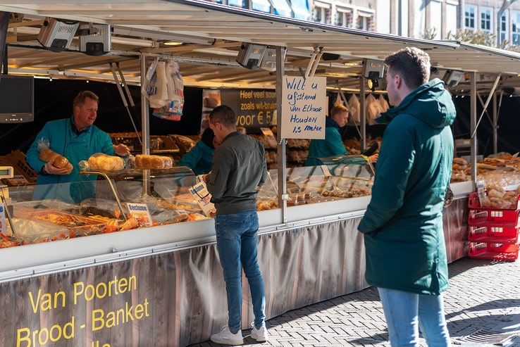 Op de markt is uw anderhalve meter de gezondheid waard - Foto: Peter Denekamp