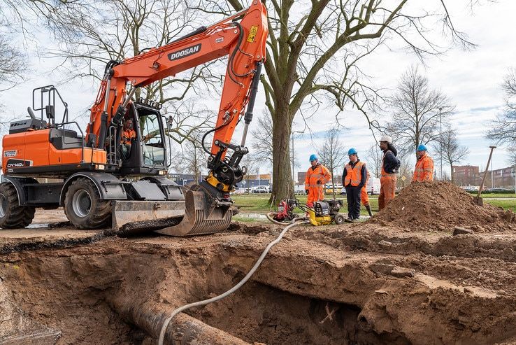 Reparatie hoofdwaterleiding Veerallee in volle gang - Foto: Peter Denekamp