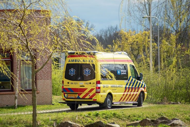 Ambulancedienst zamelt persoonlijke beschermingsmiddelen in - Foto: Peter Denekamp