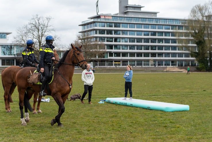 Politie surveilleert te paard in Park de Wezenlanden - Foto: Peter Denekamp