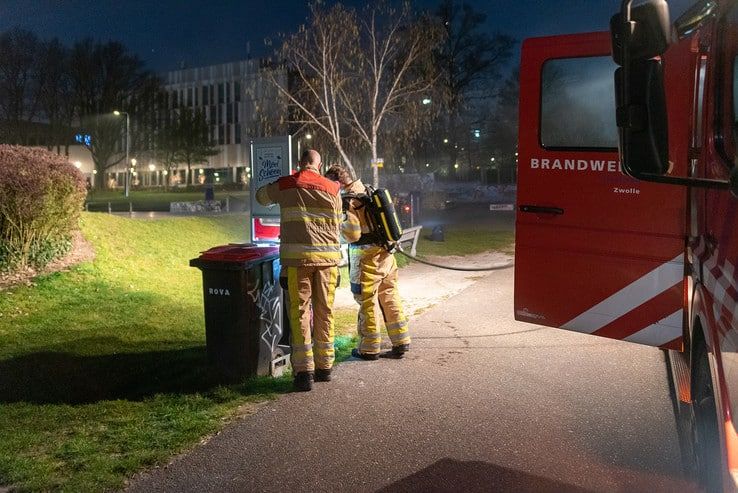 Afvalbakken in brand in Park de Wezenlanden - Foto: Peter Denekamp