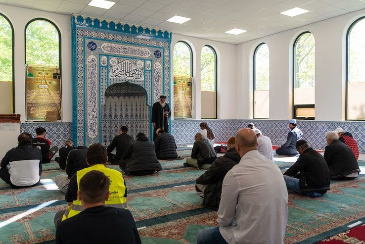 Vrijdagmiddaggebed in Zwolse moskee verloopt rustig en corona-proof - Foto: Peter Denekamp