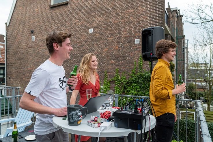 Verjaardagsfeest voor de hele buurt in Assendorp - Foto: Peter Denekamp