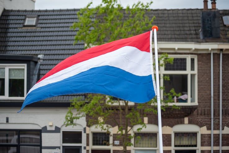Zwollenaren blijven thuis maar hangen de vlag uit om 75 jaar vrijheid te vieren - Foto: Peter Denekamp