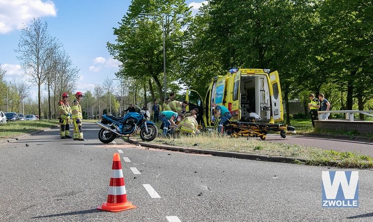 Ongeval tussen auto en motor op Middelweg - Foto: Arjen van der Zee