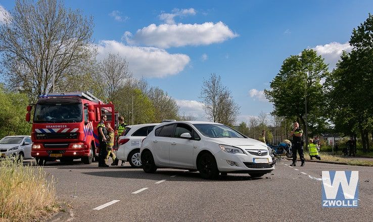 Ongeval tussen auto en motor op Middelweg - Foto: Arjen van der Zee