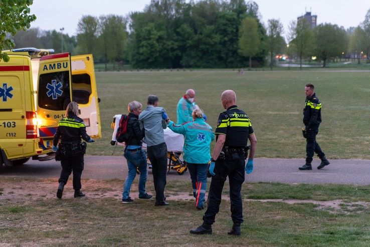 Dronken fietser naar ziekenhuis na valpartijen in Assendorp - Foto: Peter Denekamp