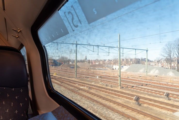 Stil in de trein en op het station - Foto: Peter Denekamp
