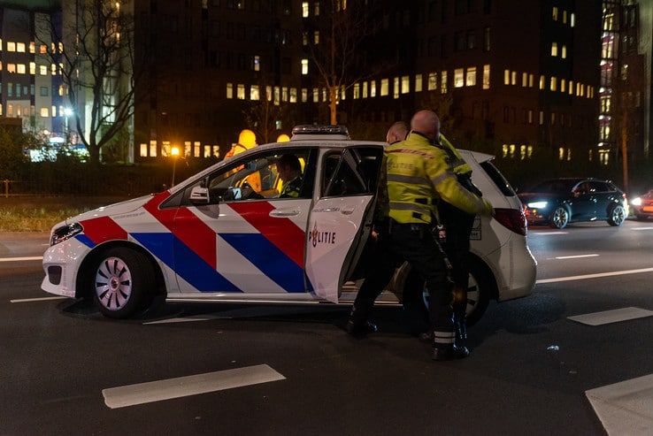 Dronken man veroorzaakt ongeval, ramt bijna ambulance en slaat agent in gezicht - Foto: Peter Denekamp