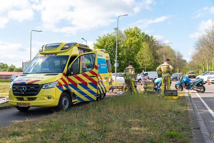 Ongeval tussen auto en motor op Middelweg - Foto: Peter Denekamp