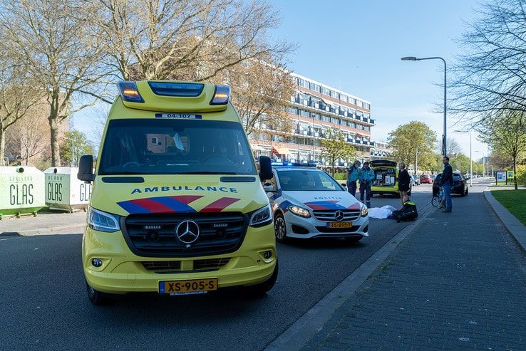 Wielrenner gewond bij aanrijding Holtenbroek - Foto: Peter Denekamp
