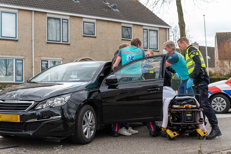 Automobilist raakt gewond in Zwolle-Zuid - Foto: Peter Denekamp