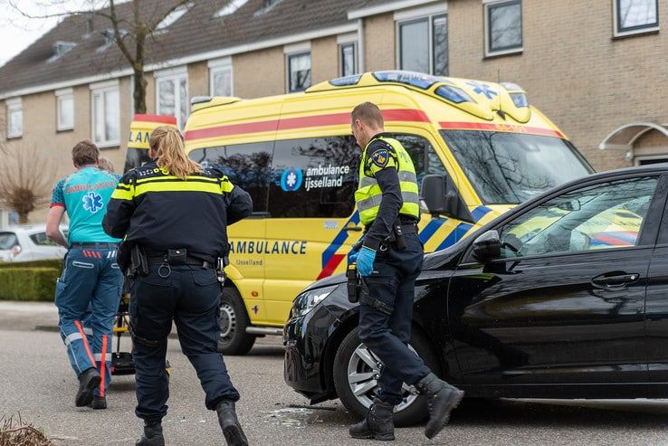 Automobilist raakt gewond in Zwolle-Zuid - Foto: Peter Denekamp
