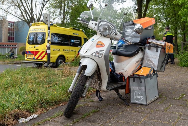Postbezorger gewond na aanrijding in Aa-landen - Foto: Peter Denekamp