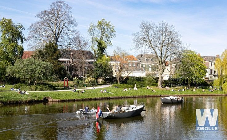 Gespreid genieten van lentezon in Zwolle - Foto: Arjen van der Zee