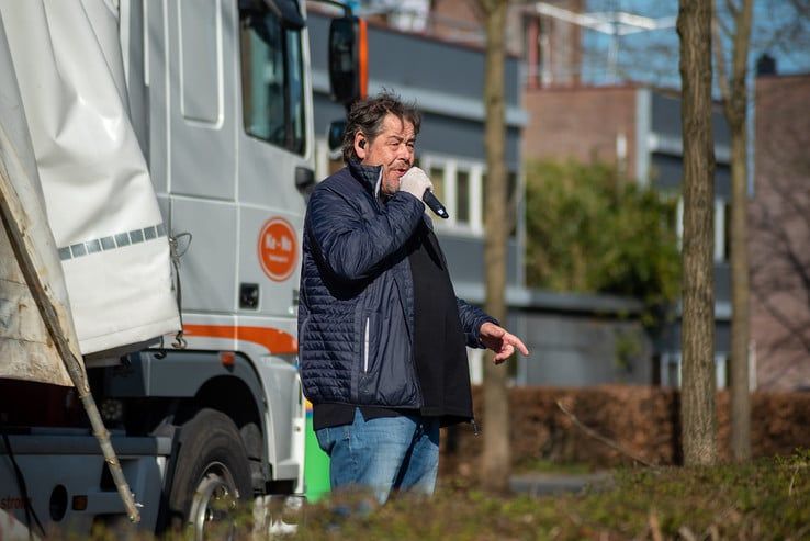 Vrachtwagen met Zwolse Zorgzangers verblijdt bewoners zorghuizen - Foto: Peter Denekamp