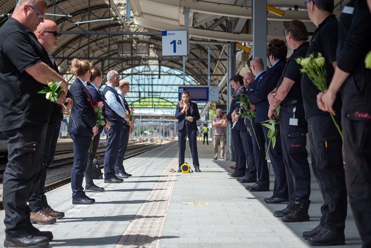Indrukwekkend laatste eerbetoon op station Zwolle voor verongelukte machinist - Foto: Peter Denekamp