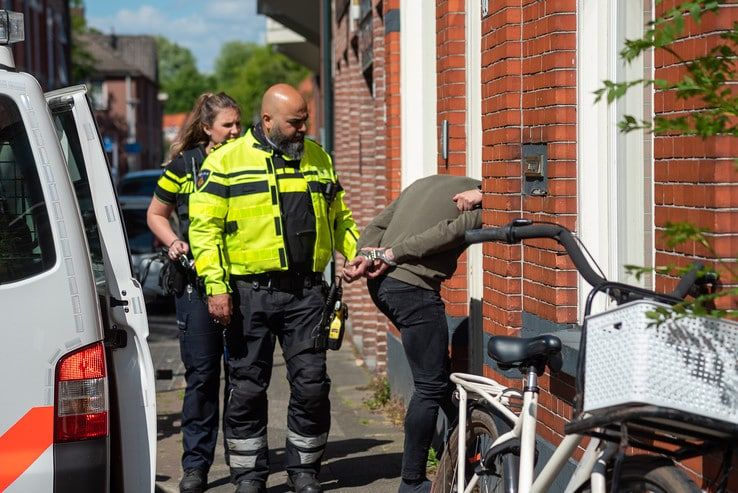 Politie haalt man uit woning in Diezerpoort - Foto: Peter Denekamp
