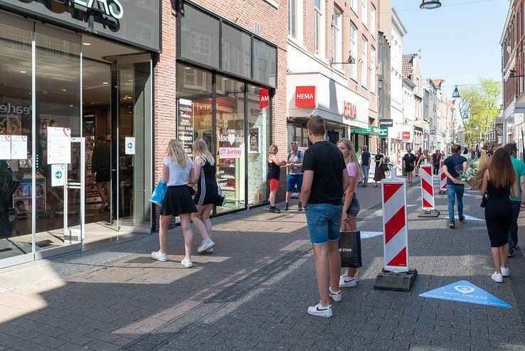 Samen stap voor stap naar anderhalve meter samenleving in Zwolle - Foto: Peter Denekamp