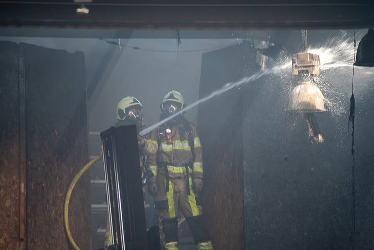 Zwaargewonde bij brand in autodemontagebedrijf op Marslanden - Foto: Peter Denekamp