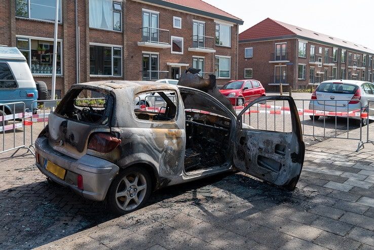 Auto brandt volledig uit in Diezerpoort - Foto: Peter Denekamp