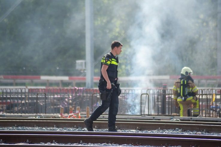 Brand op rangeerterrein Zwolle snel onder controle - Foto: Peter Denekamp