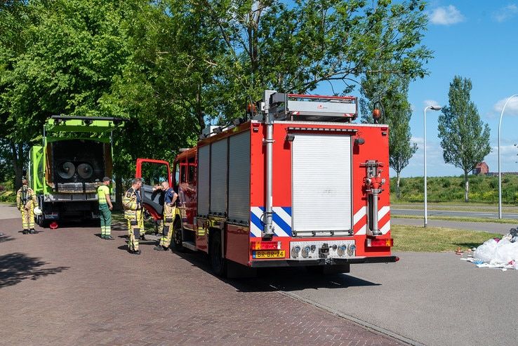 Vuilniswagen dumpt ‘brandende’ lading in Westenholte - Foto: Peter Denekamp