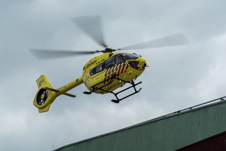 Helikopter brengt opnieuw coronapatiënt naar Isala ziekenhuis - Foto: Peter Denekamp