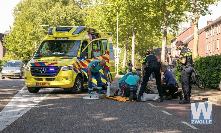 Fietsster raakt gewond bij val op Van Wevelinkhovenstraat - Foto: Arjen van der Zee