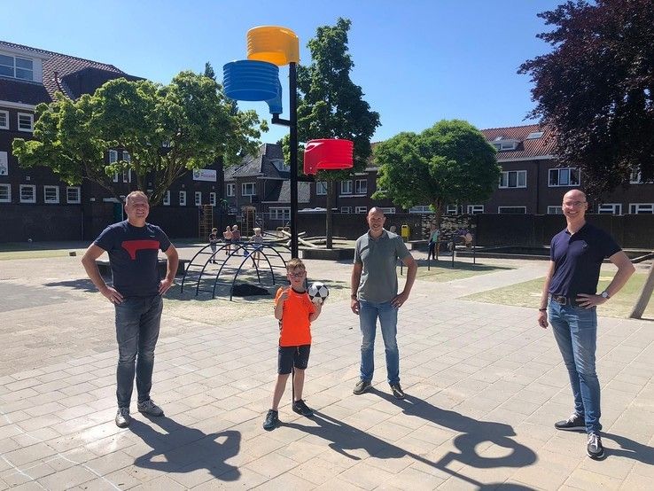 Korfbalvereniging Oranje Zwart ‘plant’ korfbalbomen op schoolpleinen in Assendorp - Foto: Ingezonden foto