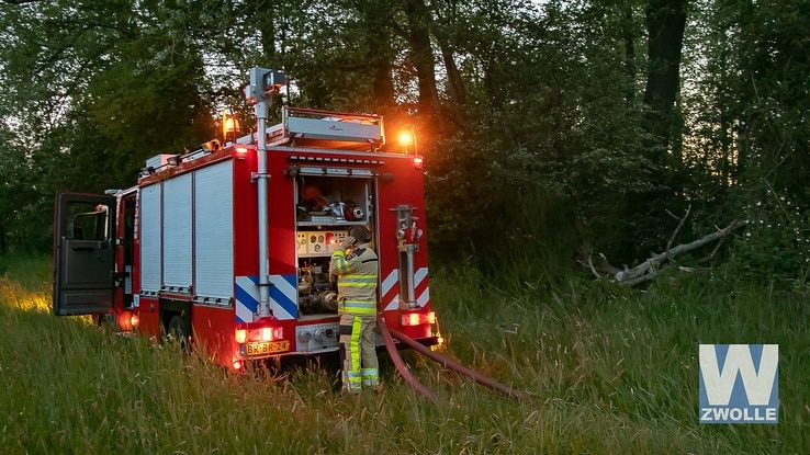 Houten hut brandt af in Oldernelerpark - Foto: Arjan Mazee