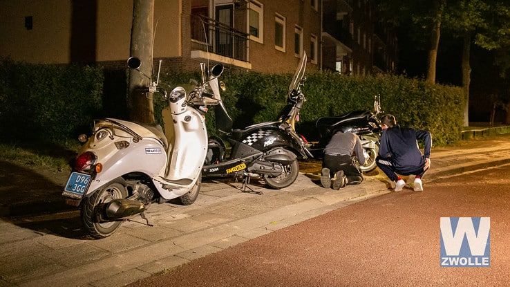Scooterrijdster lichtgewond bij val op Rijnlaan - Foto: Arjen van der Zee