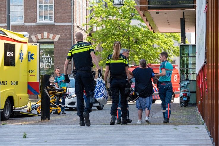 Persoon met scootmobiel te water in stadsgracht - Foto: Peter Denekamp